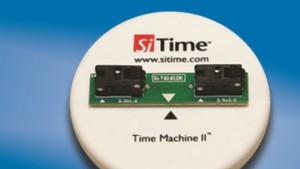 Ein tragbares Programmiergerät ist SiTimes »Time Machine II« (Vertrieb: Endrich), mit dem sich Frequenz, Toleranz, Temperaturbereich und Spannungsversorgung des MEMS-Oszillators kundenspezifisch rasch einstellen lassen.